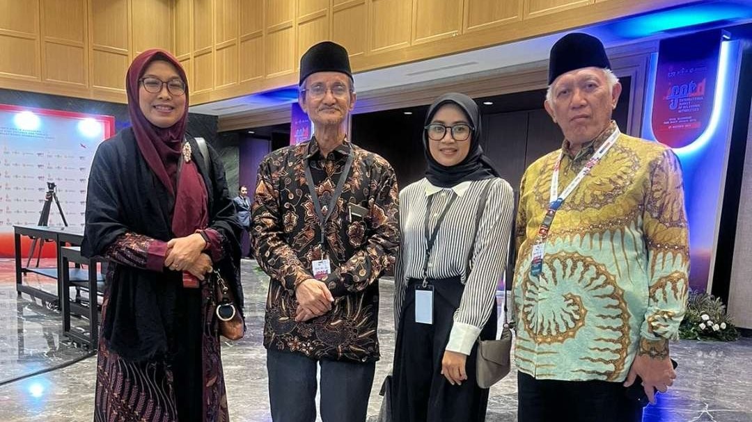 KH Husein Muhammad bersama KH Abdul Hakim Mahfudz, Pengasuh Pondok Pesantren Tebuireng Jombang. Paling kiri Ning Ienas Tsuroiya, istri KH Ulil Abshar Abdallah. (Foto. husein m'