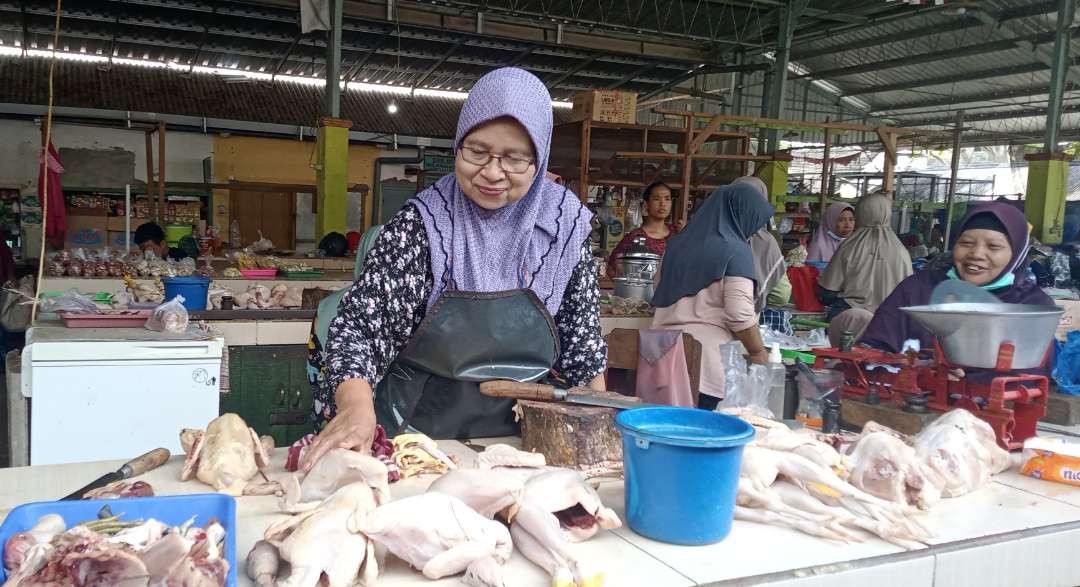 Salah satu penjual daging ayam di Pasar Pramuka, Tuban, Jawa Timur. (Foto: Khoirul Huda/Ngopibareng.id)