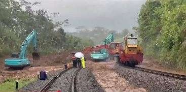 Proses evakuasi longsoran kilometer 340+100, Stasiun Karanggandul-Karangsari. (Foto: Tangkapan layar X KAI121)