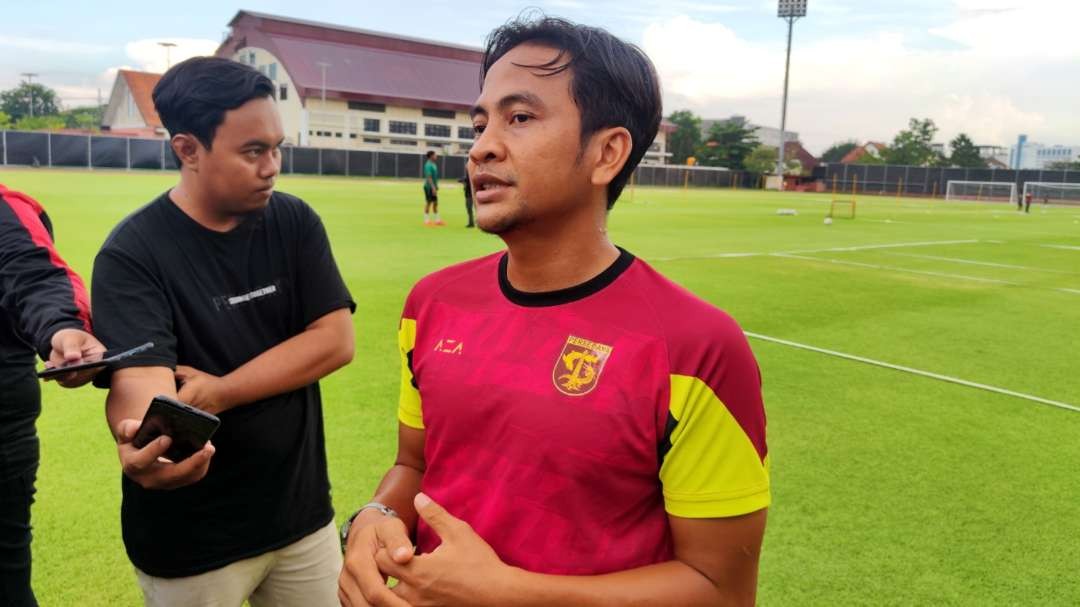 Pelatih Fisik Persebaya, M Alimudin sebelum memimpin latihan. (Foto: Fariz Yarbo/Ngopibareng.id)