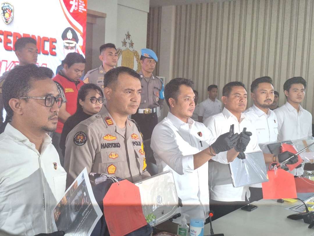 Polisi menunjukkan barang bukti serta alat yang digunakan VJ untuk memecahkan kaca mobil dan melakukan pencurian. (Foto: Julianus Palermo/Ngopibareng.id)