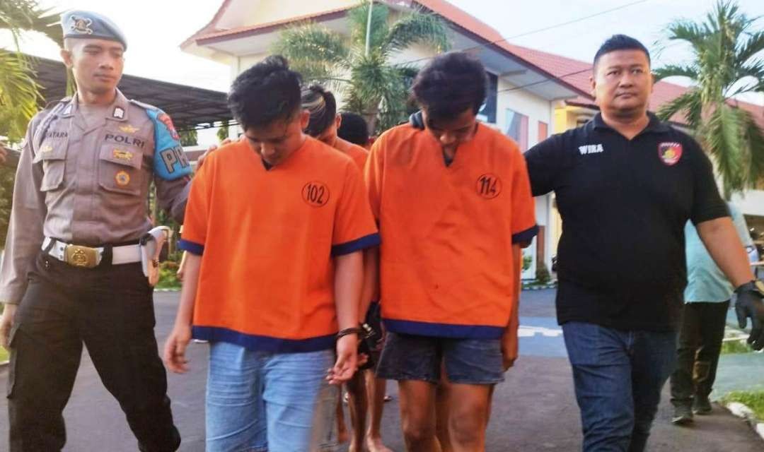 Para tersangka pengeroyokan di Banyuwangi yang ditangkap polisi (foto: Muh Hujaini/Ngopibareng.id)