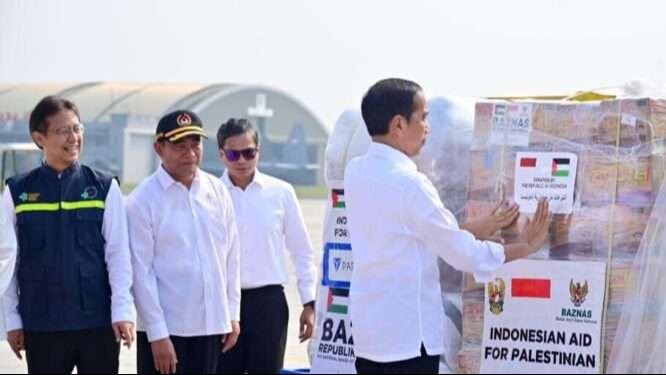 Presiden Jokowi didampingi Menko PMK Muhadjir Effendy akhir November lalu melepas bantuan kemanusiaan tahap kedua ke Palestina. (Foto: Setpres)