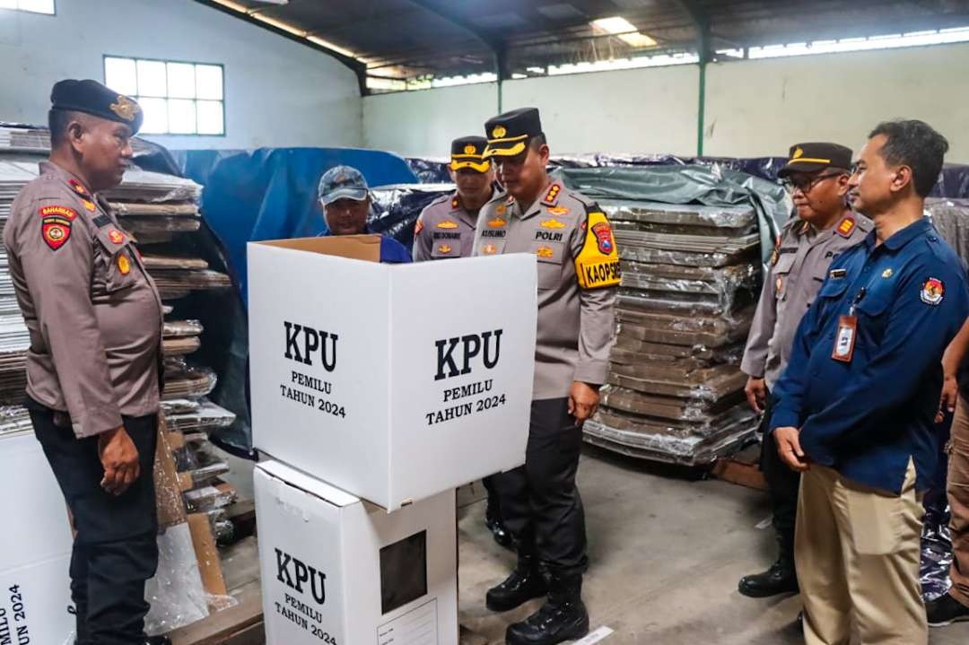 Kapolresta Sidoarjo saat cek gudang KPU Sidoarjo. (Foto: Aini/Ngopibareng.id)