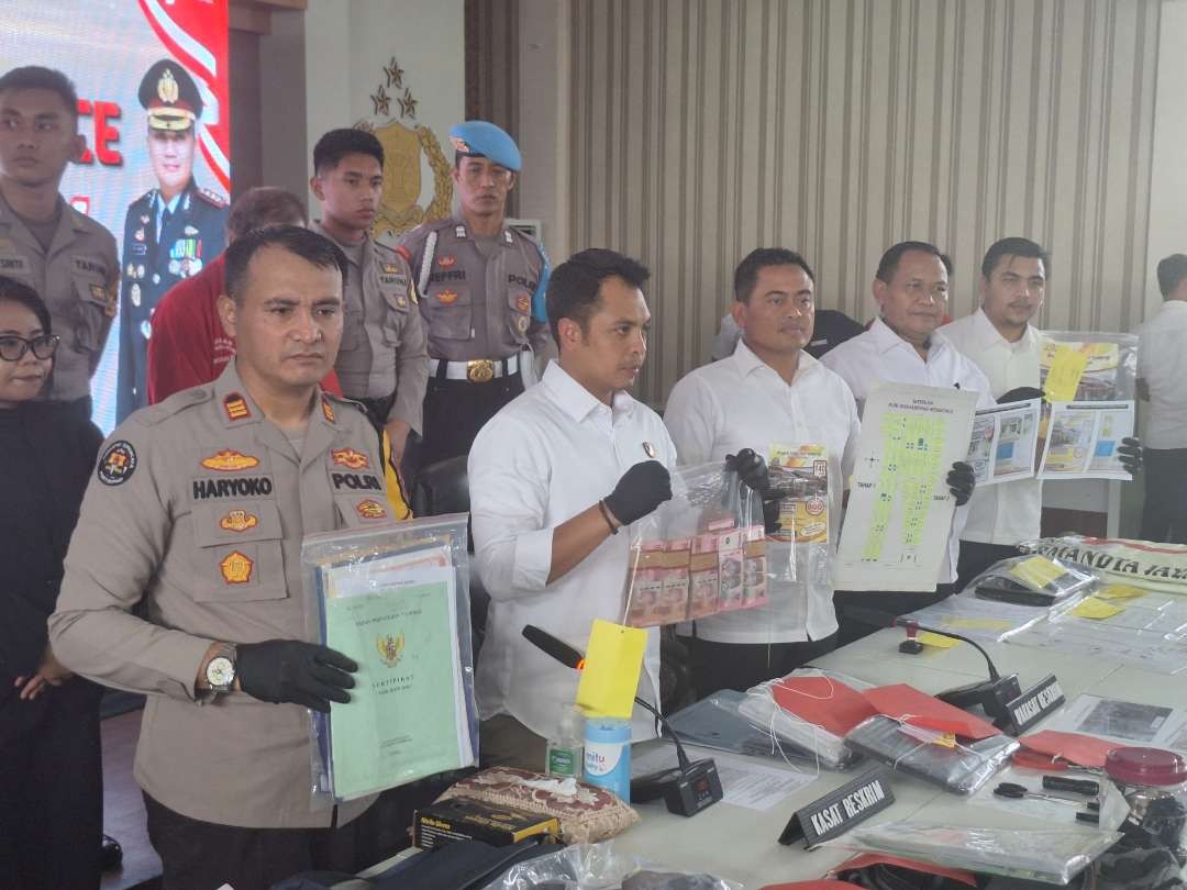 Barang bukti kasus penipuan perumahan fiktif yang dilakukan Nasijanto. (Foto: Julianus Palermo/Ngopibareng.id)