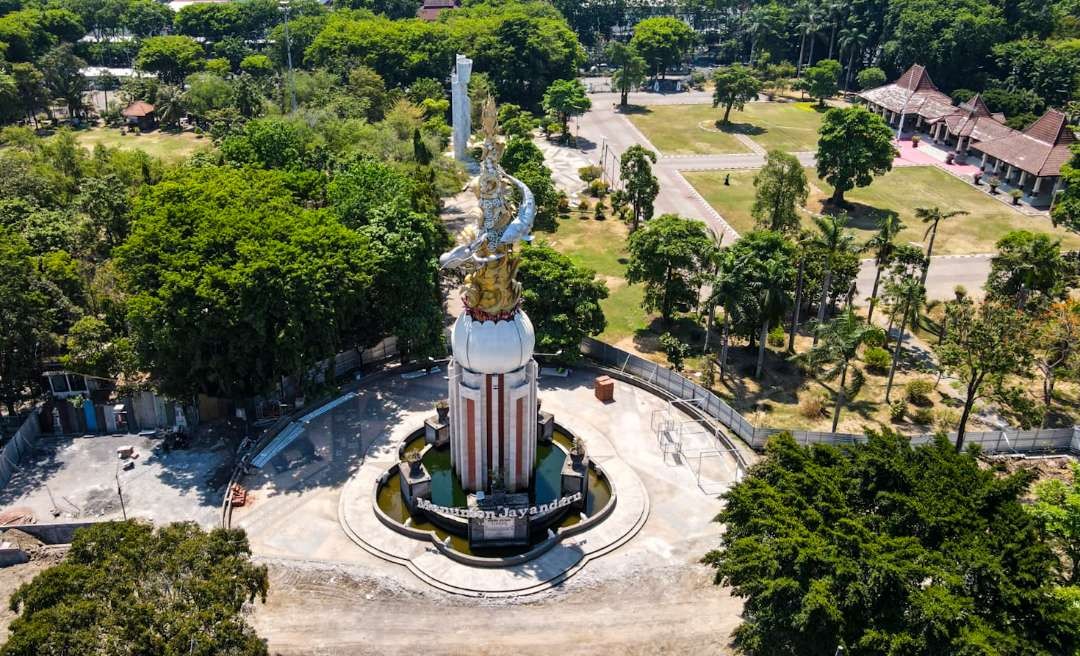 Monumen Jayandaru Alun-alun Sidoarjo yang sedang direvitalisasi. (Foto: Kominfo Sidoarjo)