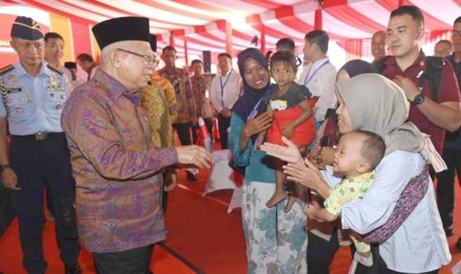 Wakil Presiden KH Ma'ruf Amin, menyerahkan bantuan pada ibu dan anak untuk mencegah stunting ( foto: Setwapres)