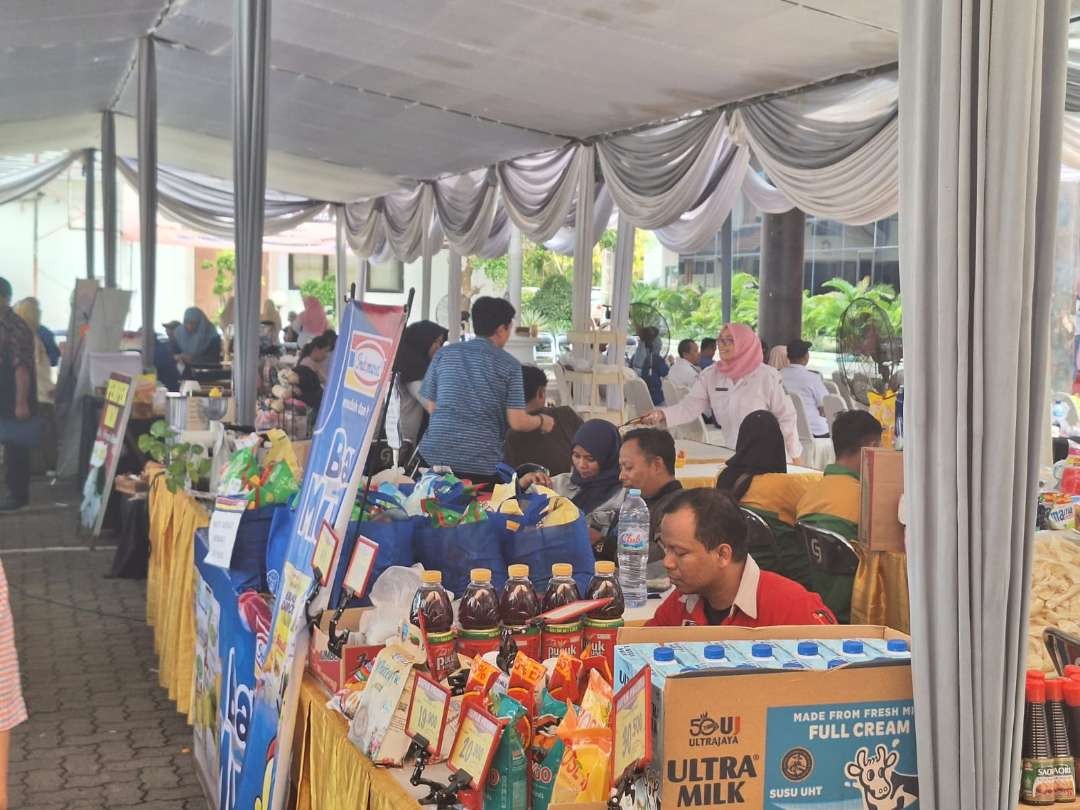 Lapak-lapak para IMK yang bekerja sama dengan Disperindag Jatim dalam operasi pasar murah. (Foto: Julianus Palermo/Ngopibareng.id)