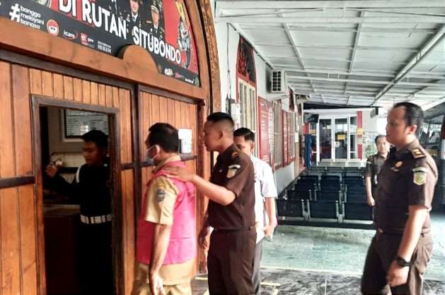 Kades Peleyan Kecamatan Panarukan, Munakip dijebloskan Rutan Situbondo sebagai tersangka kasus korupsi DD 2020 dan 2021.(Foto: Humas Kejari Situbondo(