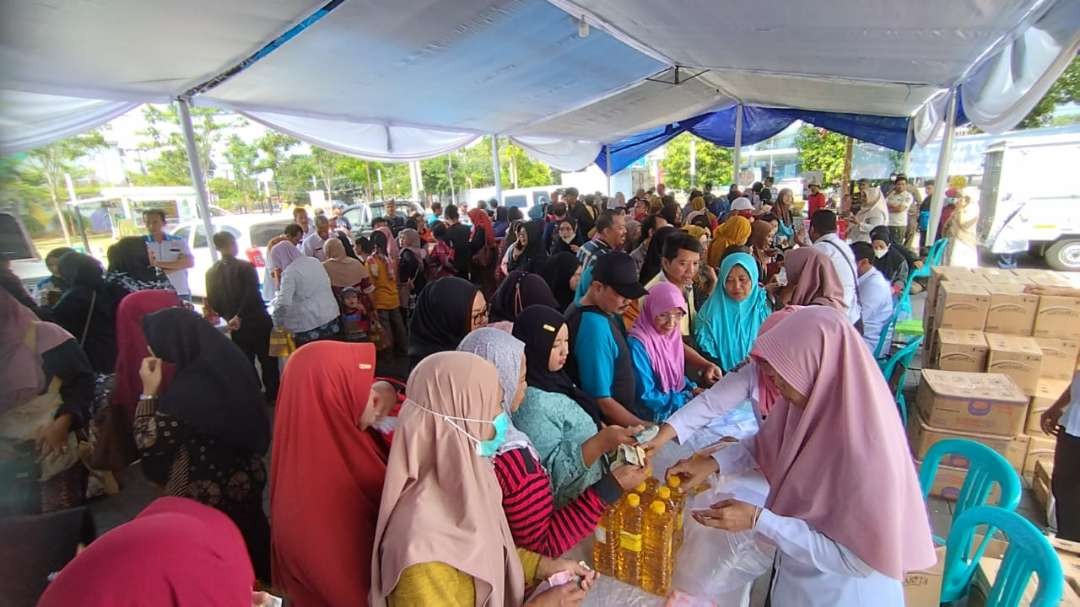 Pasar Murah di kawasan Terminal Terpadu Pariwisata Banyuwangi diserbu masyarakat (Foto: Muh Hujaini/Ngopibareng.id)