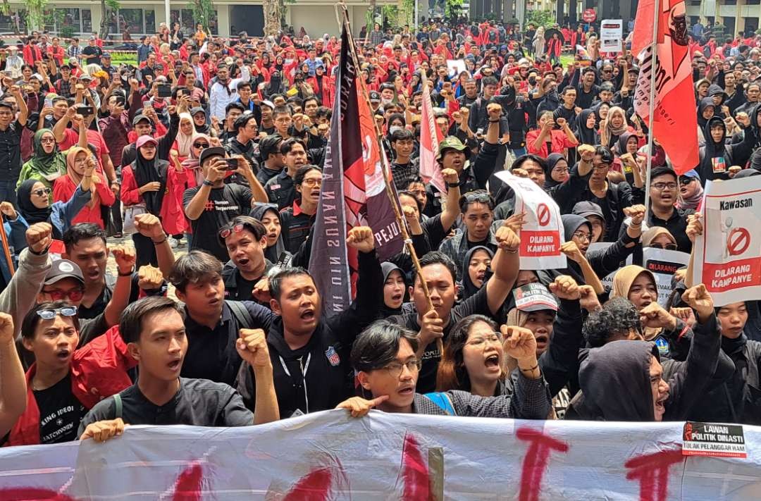 Mahasiswa Kota Surabaya mengikuti acara 'Mimbar Bebas Melawan Degradasi Demokrasi dan Politik Dinasti'. (Foto: Pita Sari/Ngopibareng.id)