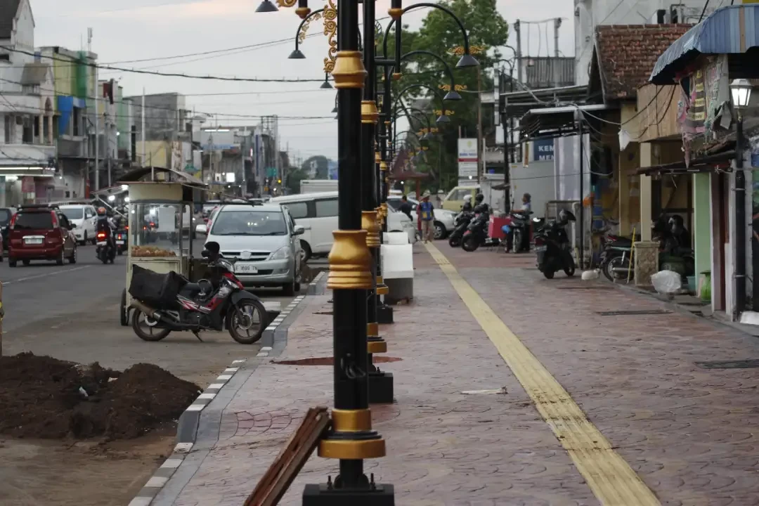 Jalan Gajah Mada Kota Ponorogo yang dipercantik menjelang tahun baru 2023-2024. (Foto: dok kominfo Ponorogo)