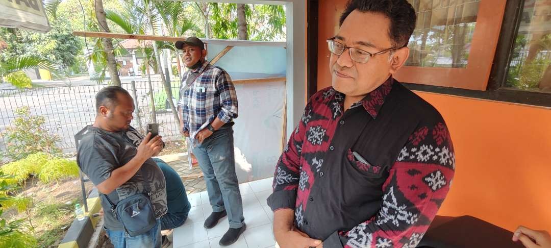 Bawaslu Kota Kediri Yudi Agung Nugraha memberikan keterangan kepada sejumlah jurnalis (Foto: Fendi Lesmana/ngopibareng.id)