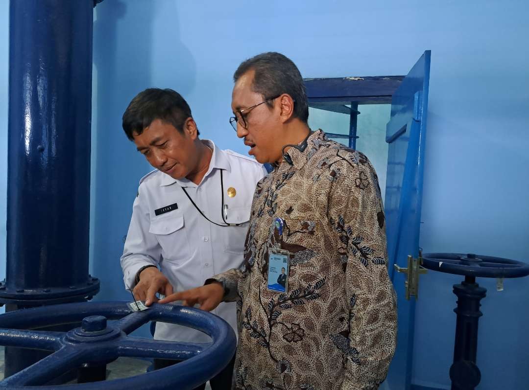 Direktur PDAM, Arief Wisnu bersama Kepala Dinas Perumahan Rakyat dan kawasan pemukiman Kota Surabaya, Irfan Wahyudrajat saat menunjukkan rumah air tandon Wonokitri. (Foto: Pita Sari/Ngopibareng.id)