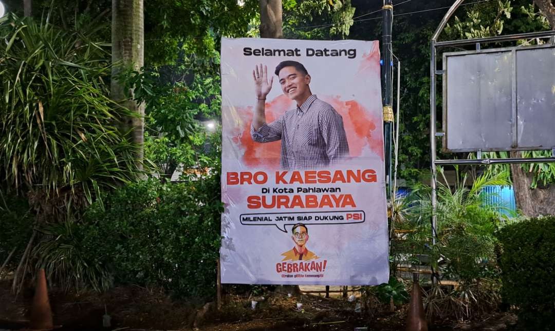 Spanduk bertuliskan selamat datang untuk Ketum PSI di acara konser Tugu Pahlawan Rabu malam, 7 Desember 2023. (Foto: Pita Sari/Ngopibareng.id)