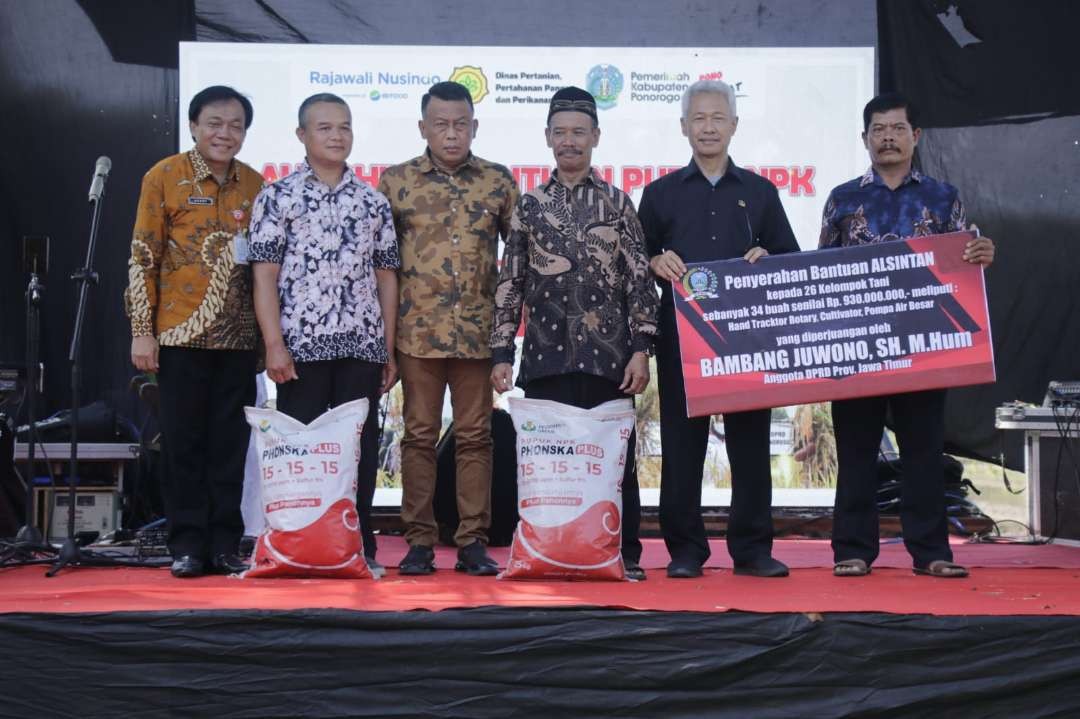 Bupati Ponorogo Sugiri Sancoko menyerahkan bantuan pupuk NPK kepada petani Desa Ngasiman Kecamatan Jetis, Kamis 7 Desember 2023. (Foto: dok. kominfo ponorogo)