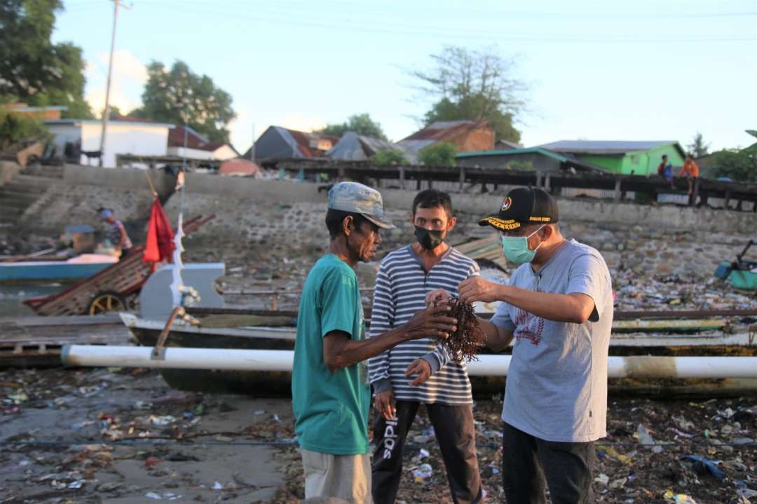 Menteri Koordinator Bidang Pembangunan Manusia dan Kebudayaan (Menko PMK) Muhadjir Effendy bersama nelayan. (Foto: Dok. Kemenko PMK)