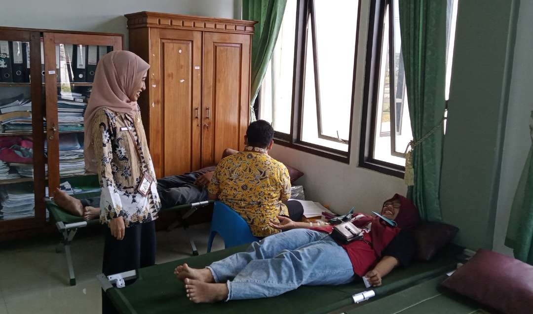 Kegiatan donor darah yang diselenggarakan oleh Puskesmas Temandang, Tuban (Khoirul Huda/Ngopibareng.id)