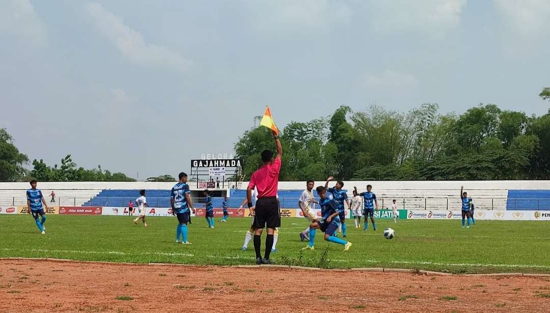 PSMP melawan Simo Putra di Liga 3 Jatim.(Foto: Deni Lukmantara/Ngopibareng.id)