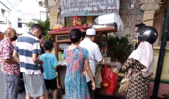 Antri bubur ayam di daerah Slipi laris manis (Foto: Asmanu Sudharso/ngopibareng.id)