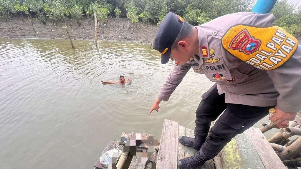 Penemuan potongan payudara dalam kantong plastik yang diduga limbah medis. (Foto: polrestabes Surabaya/Ngopibareng.id)