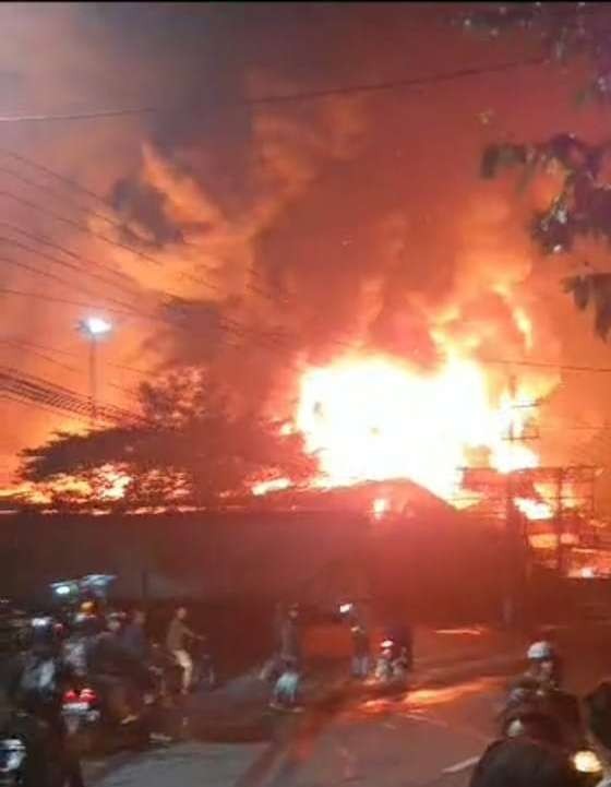 Kondisi kebakaran gudang Lazada Sidoarjo saat kebakaran, Jumat 8 Desember 2023 dini hari. (Foto: Istimewa)