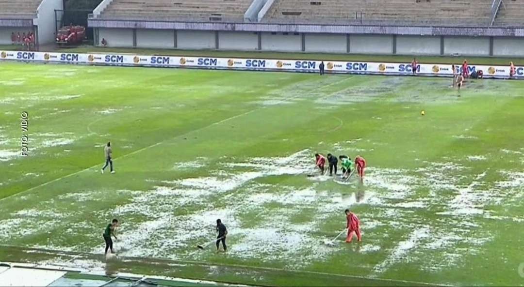 Petugas berupaya mengeringkan genangan air di lapangan Stadion Indomilk Arena, Tangerang, lanjutan Liga 1 pertandingan Bali United vs Dewa United, Jumat 8 Desember 2023 sore. (Foto: Instagram)