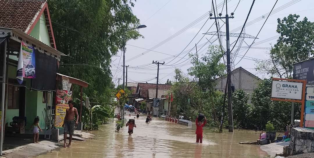 Banjir disebabkan meluapnya Kali Lamong di Kecamatan Dawarblandong.(Foto Deni Lukmantara/Ngopibareng.id)