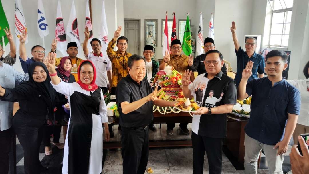 Ketua TPD Ganjar-Mahfud Jatim, Agus Setiadji (dua dari kanan) saat meresmikan posko pemenangan di Gedung Internatio, Surabaya, Jumat 8 Desember 2023. (Foto: Fariz Yarbo/Ngopibareng.id)