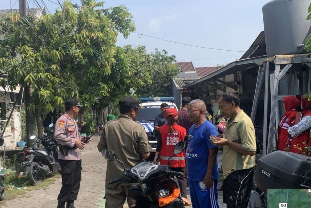 Warga Babat Surabaya yang dihebohkan dengan kerangka bayi di rumah tak berpenghuni. (Foto: dok Polsek Pakal)