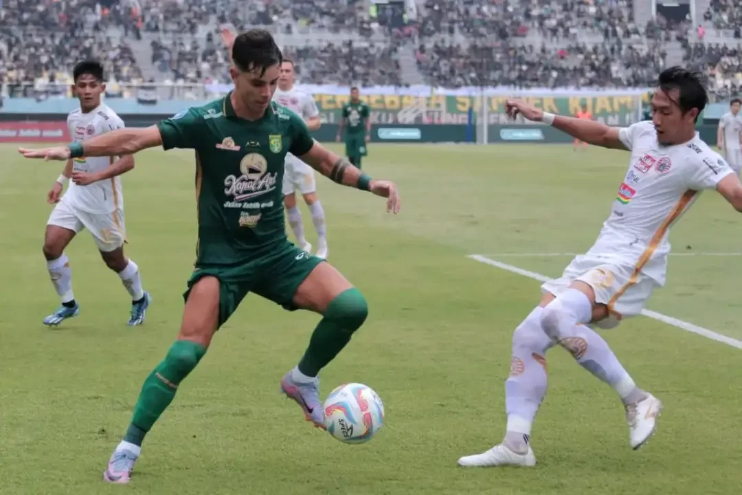 Persebaya Surabaya bermain imbang 1-1 saat melawan Persija Jakarta dalam laga pekan ke-22 Liga 1 Indonesia 2023/2024 di Stadion Gelora Bung Tomo. (Foto: Ant)