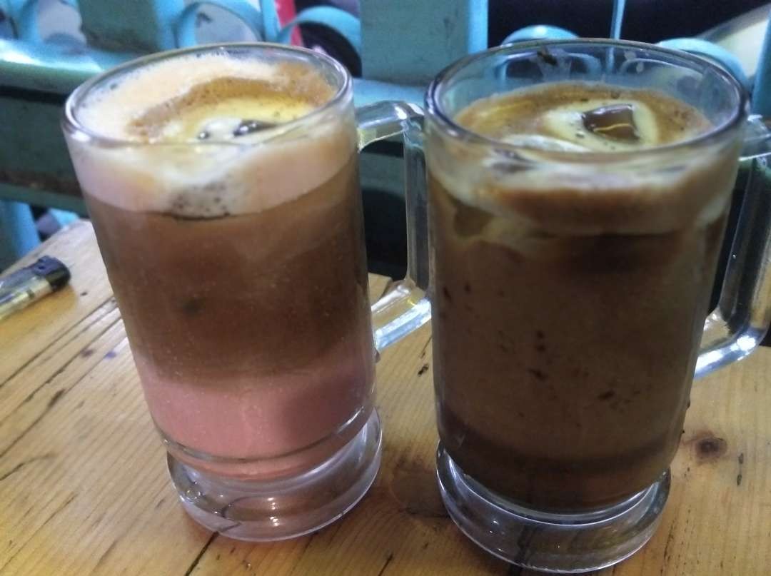 Dua suguhan anyar Rumah Kopi Baik, Es Kopi Susu Tropis dan Es Moka. (Foto: Julianus Palermo/Ngopibareng.id)