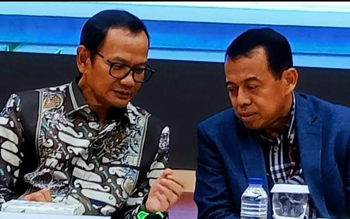 Plt Direktur Jenderal Pendidikan Tinggi, Riset, dan Teknologi, Nizam bersama Rektor Universitas Negeri Padang, Ganefri selaku Ketua Umum Tim Penanggungjawab SNPMB. (Foto: Asmanu Sudharso/Ngopibareng.id)