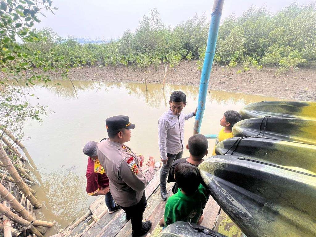 Polisi saat melakukan pemeriksaan temuan potongan payudara di Romokalisari. (Foto: dok Polrestabes Surabaya)