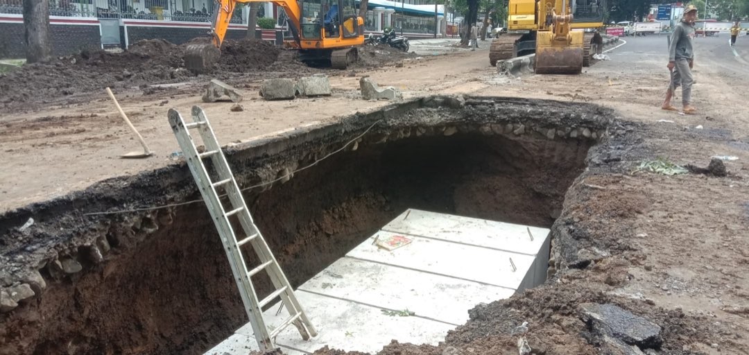 Pemasangan box culvert di aspal yang ambles di Jalan Bandung, Kota Malang, Jawa Timur. (Foto: Lalu Theo/Ngopibareng.id)