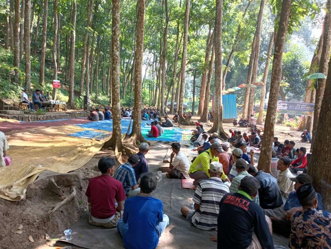 Pengelola Wisata Kampung Durian Desa Pakis, Kecamatan Panti, Jember saat menggelar musyawarah dan mufakat (Foto: Dok Pengelola Kampung Durian)