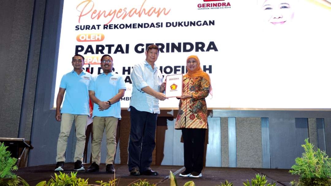 Wakil Ketua Dewan Pembina Partai Gerindra, Hashim Djojohadikusumo memberikan rekomendasi dukungan pada Khofifah Indar Parawansa untuk maju pada Pilgub Jatim 2024. (Foto: Fariz Yarbo/Ngopibareng.id)