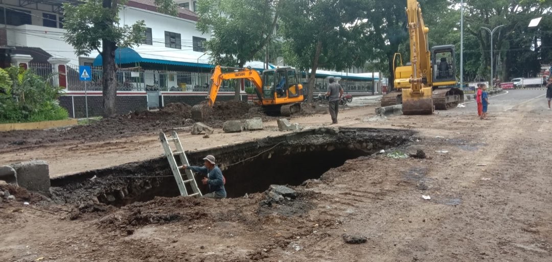 Proses perbaikan aspal ambles di Jalan Bandung, Kota Malang (Foto: Lalu Theo/Ngopibareng.id)