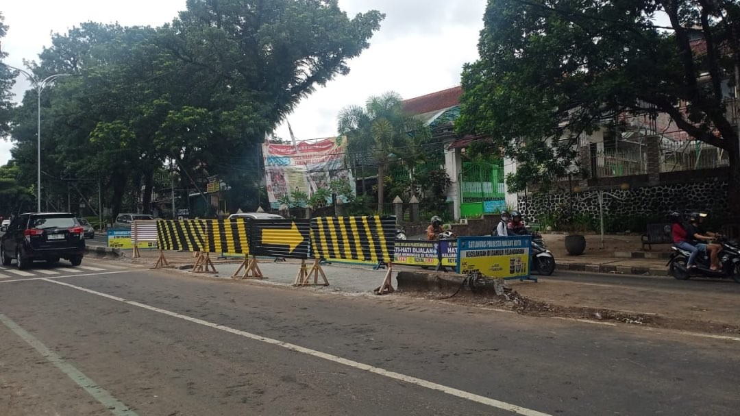 Sejumlah kendaraan melintas di Jalan Bandung, Kota Malang pasca ambles (Foto: Lalu Theo/Ngopibareng.id)