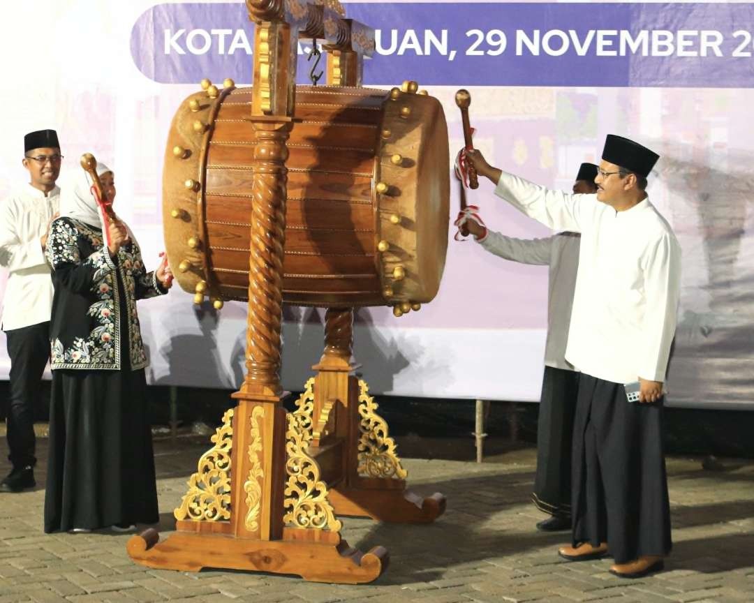 ubernur Khofifah dan Gus Ipul bersama-sama menabuh bedug sebagai tanda  akan segera dimulainya pembangunan Taman Tematik Krampayangan. (Foto: Pemkot Pasuruan)