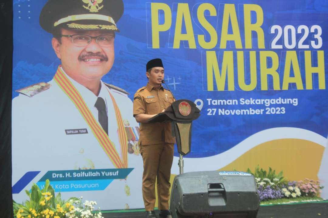 Wakil Walikota Pasuruan Adi Wibowo (Mas Adi) membuka pasar murah menjelang Natal dan tahun baru tahun 2024. Kegiatan dilaksanakan di Taman Sekar Gadung Kota Pasurun, Senin 27 November 2023. (Foto: Pemkot Pasuruan)