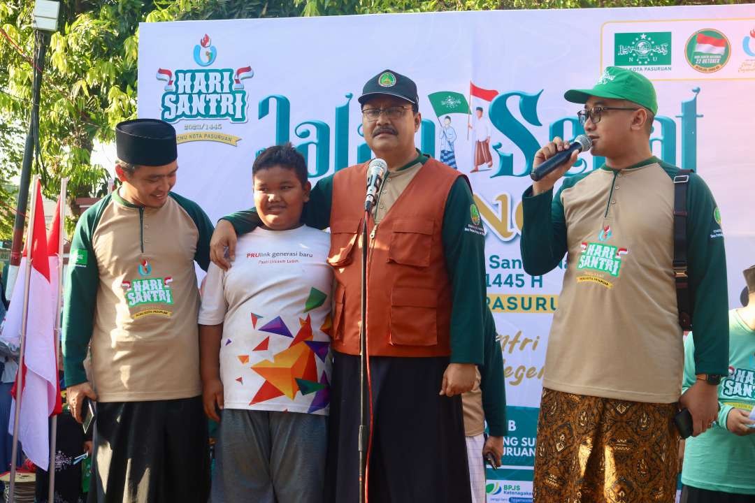 Walikota Pasuruan Saifullah Yusuf (Gus Ipul) memberangkatkan ribuan peserta jalan sehat sarungan berlokasi di depan Kantor Dispora Kota Pasuruan Minggu pagi 19 November 2023. (Foto: Pemkot Pasuruan)