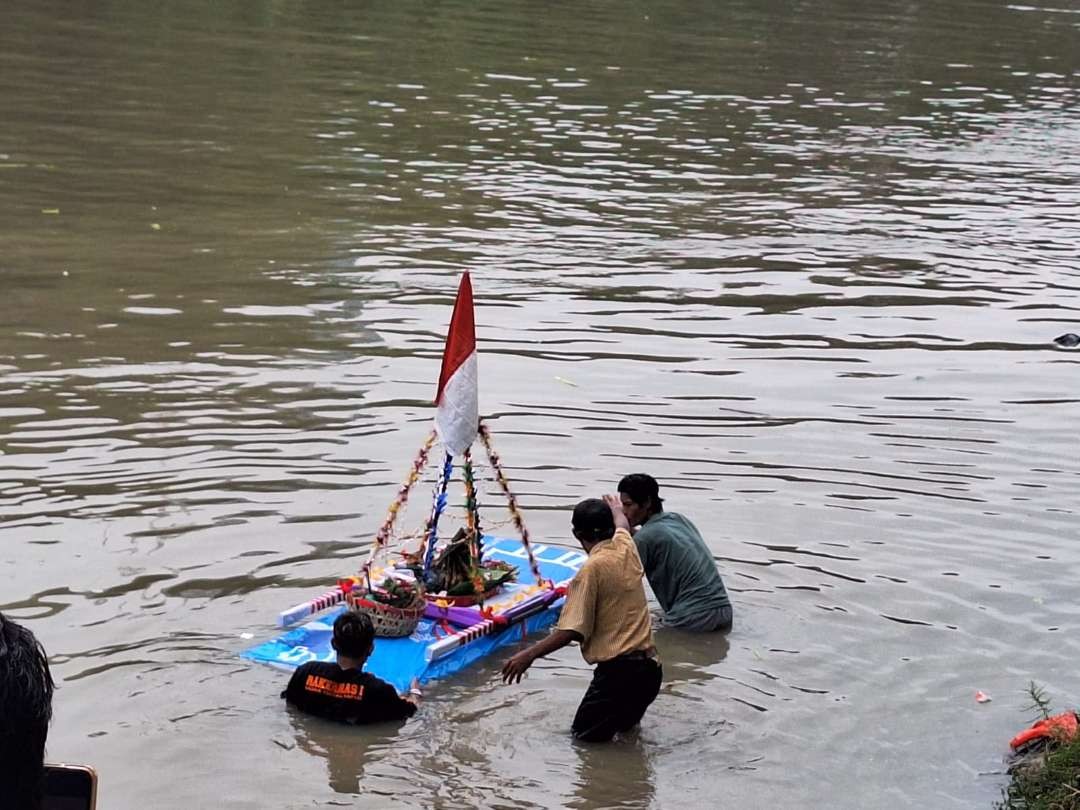 Warga stren kali yang tergabung dalam Paguyuban Warga Stren Kali Surabaya (PWSKS) menggelar ritual tahunan larung sungai di Kali Jagir, Wonokromo. (Foto: Julianus Palermo/Ngopibareng.id)