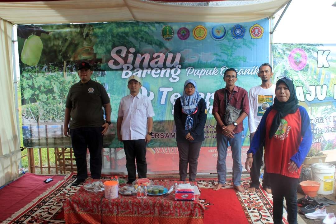 Wakil Walikota Pasuruan Adi Wibowo, menebar benih ikan nila sekaligus “sinau bareng” pembuatan pupuk organik di KRPL (Kawasan Rumah Ramah Lestari) Maju Bersama Kelurahan Purworejo Kota Pasuruan, Sabtu 25 November 2023 pagi. (Foto: Pemkot Pasuruan)