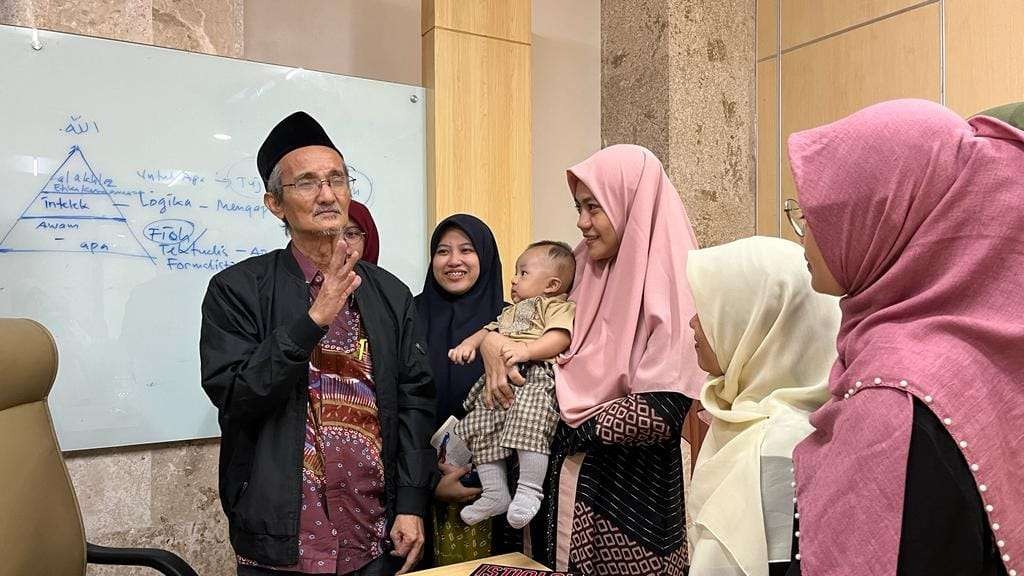 KH Husein Muhammad di antara santri dan keluarganya. (Foto: husein for ngopibareng.id)