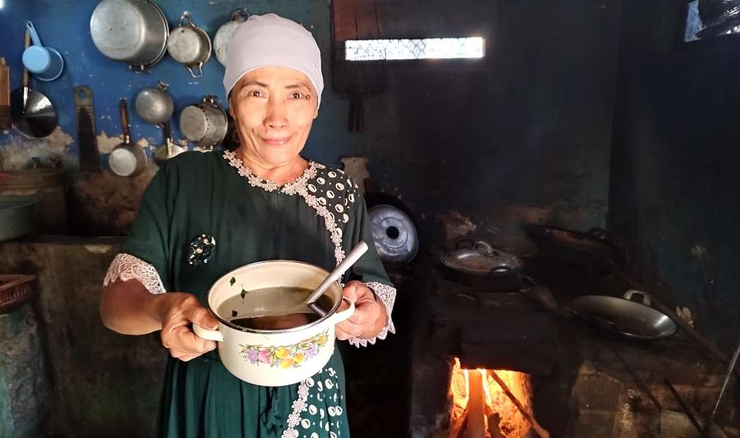 Sumiati menunjukkan sayur kelor buatannya. (Foto:Muh Hujaini/Ngopibareng.id)