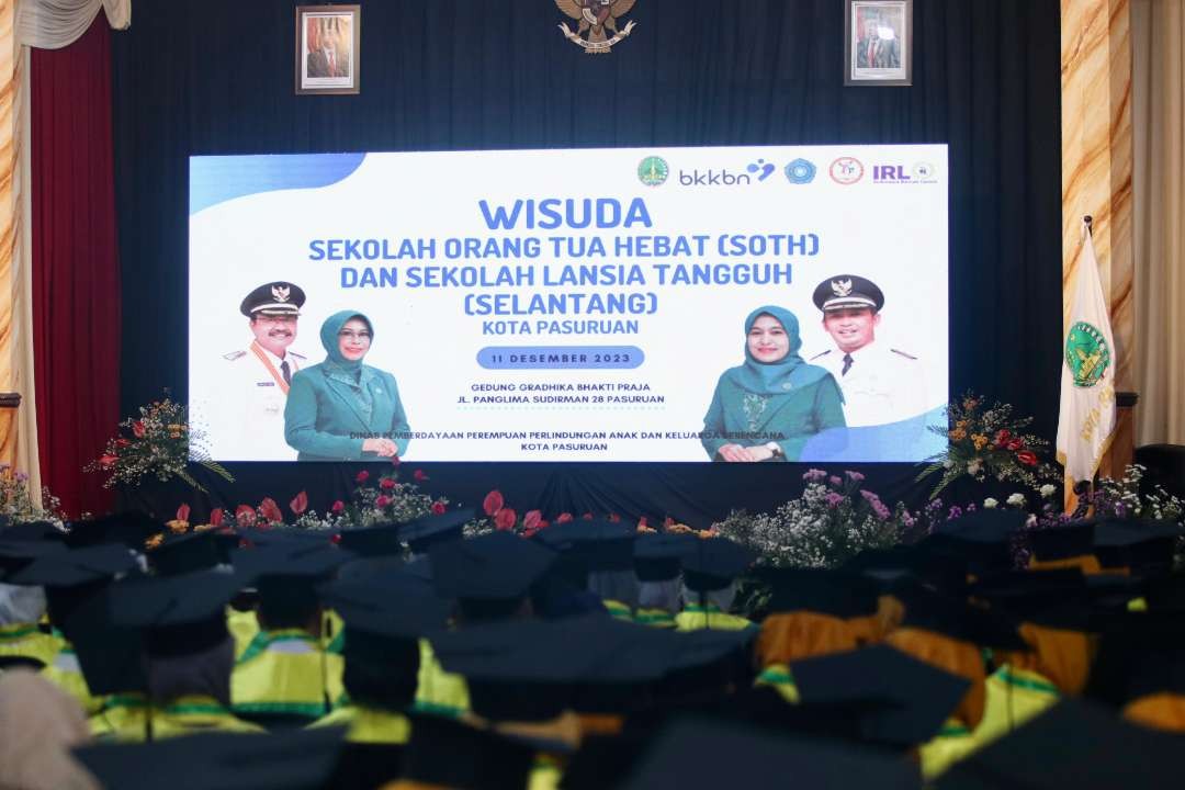 Walikota Pasuruan Saifullah Yusuf (Gus Ipul) mewisuda peserta yang telah lulus Sekolah Lansia Tangguh (Selantang ) dan Sekolah Orang Tua Hebat (SOTH) Kota Pasuruan tahun 2023 di Gedung Gradika, Senin 11 Desember 2023.  (Foto: Pemkot Pasuruan)