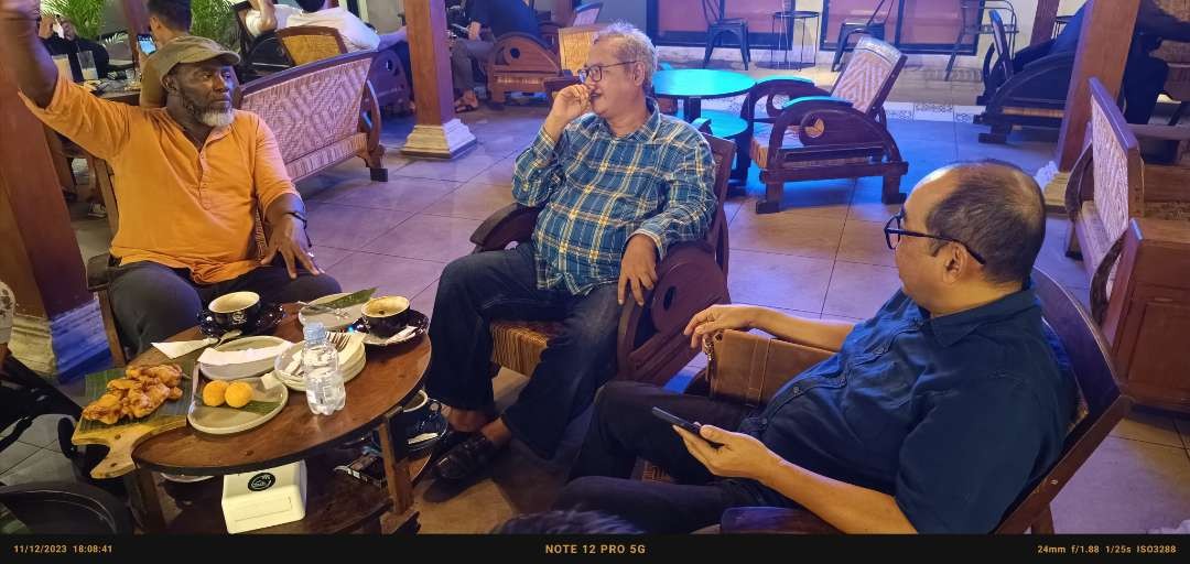 Jacksen F Tiago nostalgia masa lalu dengan Arif Afandi di Joglo NgopibarengBaradjawa. (Foto: Alief Sambogo/Ngopibareng.id)