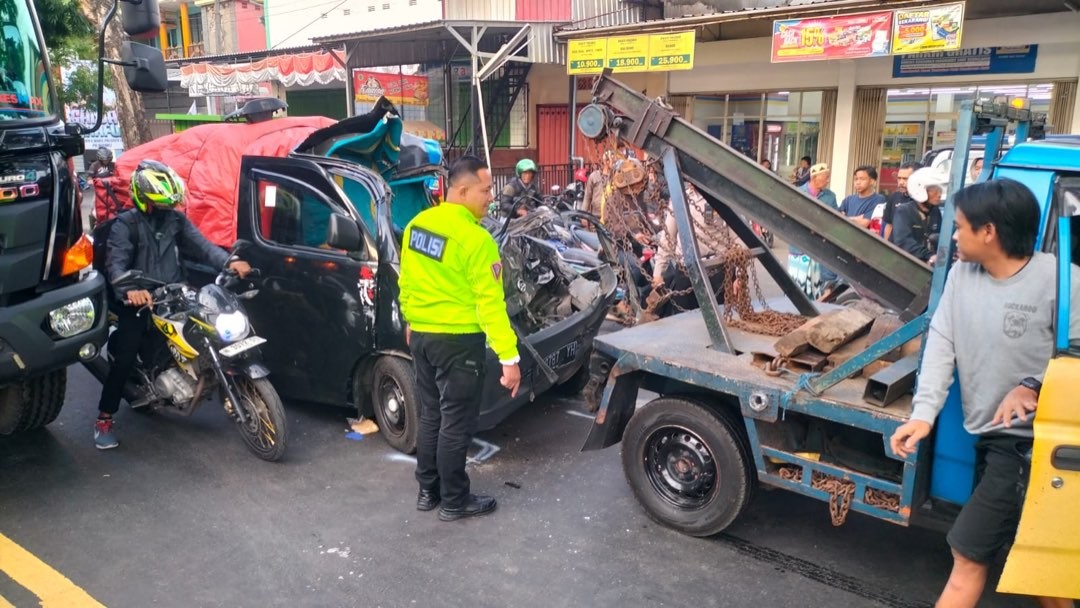 Proses evakuasi kendaraan jenis pikap dan truk yang terlibat kecelakaan (Foto: Satlantas Polresta Malang Kota)