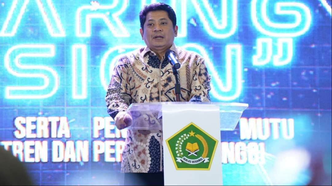 Dirjen Pendidikan Islam M Ali Ramdhani saat merilis penyelenggaraan AICIS 2024 di kampus UIN Walisongo, Semarang, Senin, 11 Desember 2023. (Foto: Dok Kemenag)